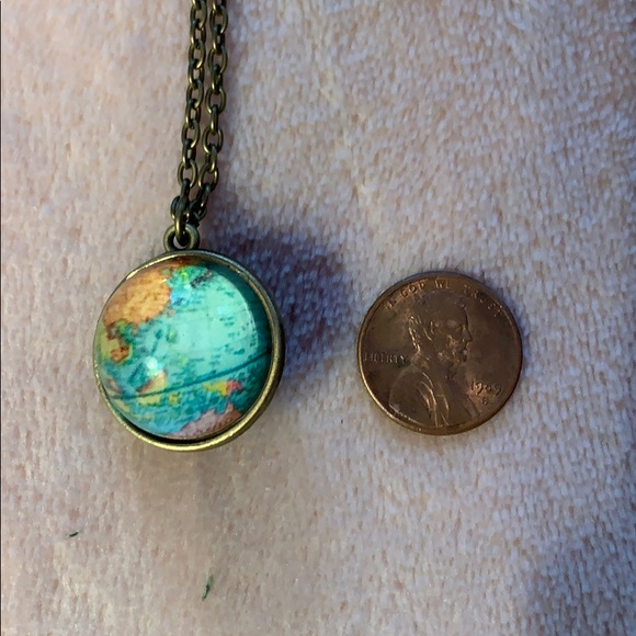 NWT Glow in The Dark Globe Necklace - Picture 4 of 4